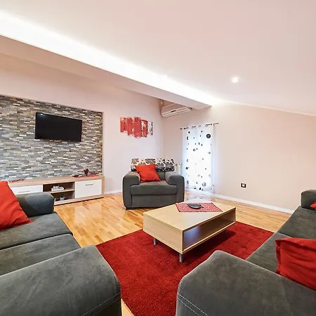 Alto Apartment *